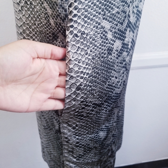 Stella McCartney | 100% Silk Snakeskin Printed Shift Dress 6 - Picture 5 of 7